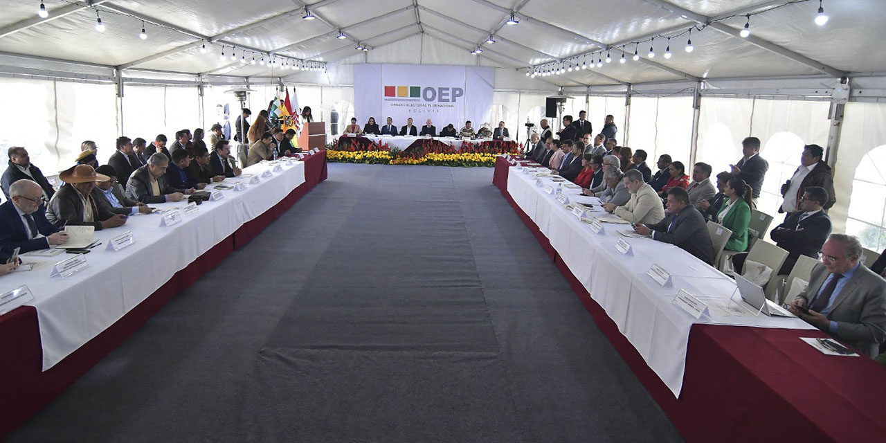 Participantes en el Encuentro por la Democracia, en el TSE.