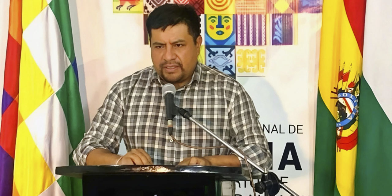 El ministro de Desarrollo Rural y Tierras, Yamil Flores, en conferencia de prensa. 