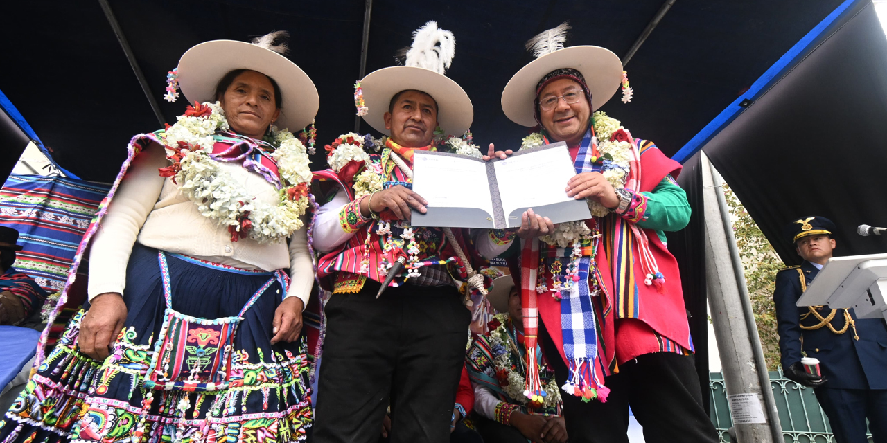 El presidente del Estado, Luis Arce, en la celebración del 28 aniversario del Conamaq. Foto: Comunicación Presidencial.
