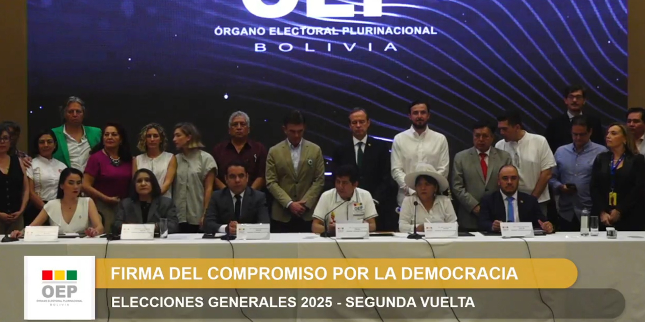 Los vocales del Tribunal Supremo Electoral (TSE) junto a los candidatos y representantes del PDC y Libre en el Encuentro por la Democracia - Segunda Vuelta Elecciones Generales 2025.