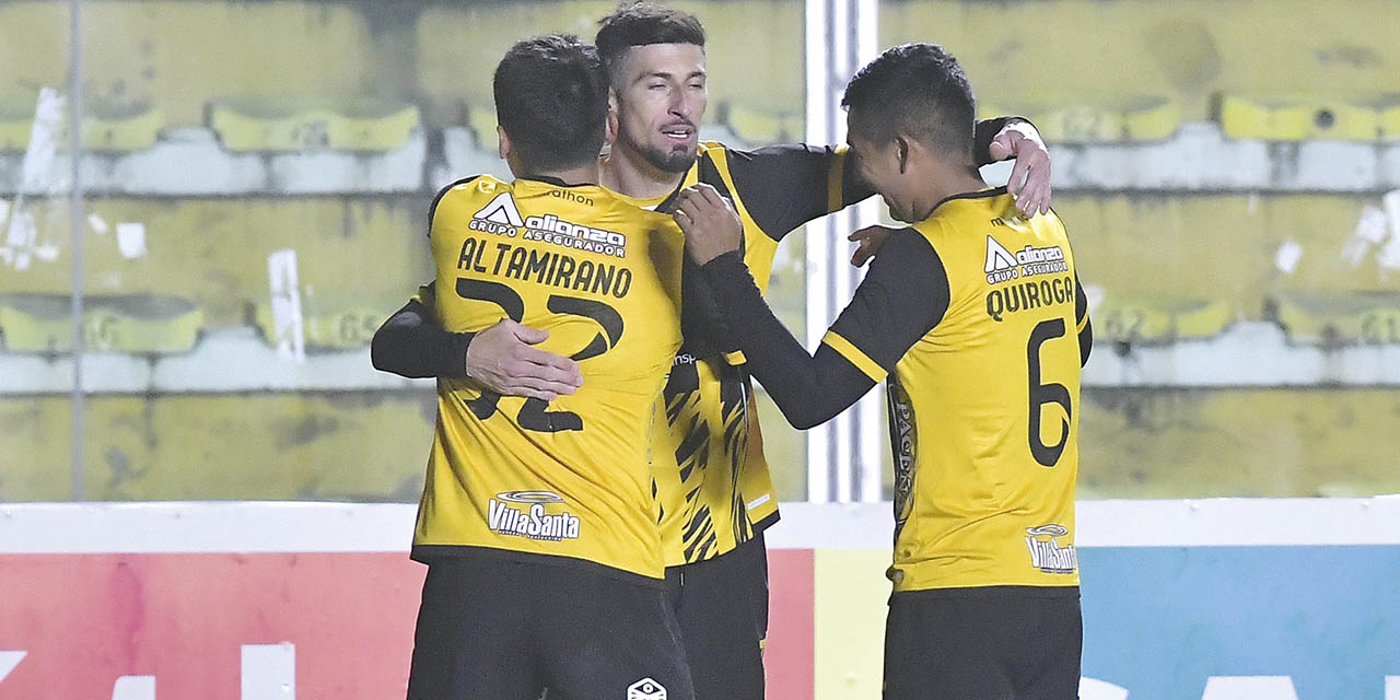 Joel Amoroso (centro), autor del primer gol del Tigre es congratulado por sus compañeros Altamirano (32) y Quiroga (6)
