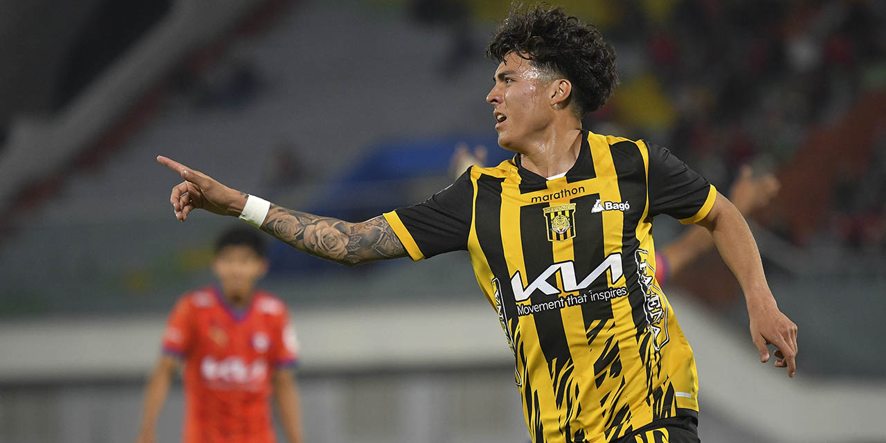Gabriel Sotomayor festeja su gol, el que le dio el triunfo a The Strongest.
