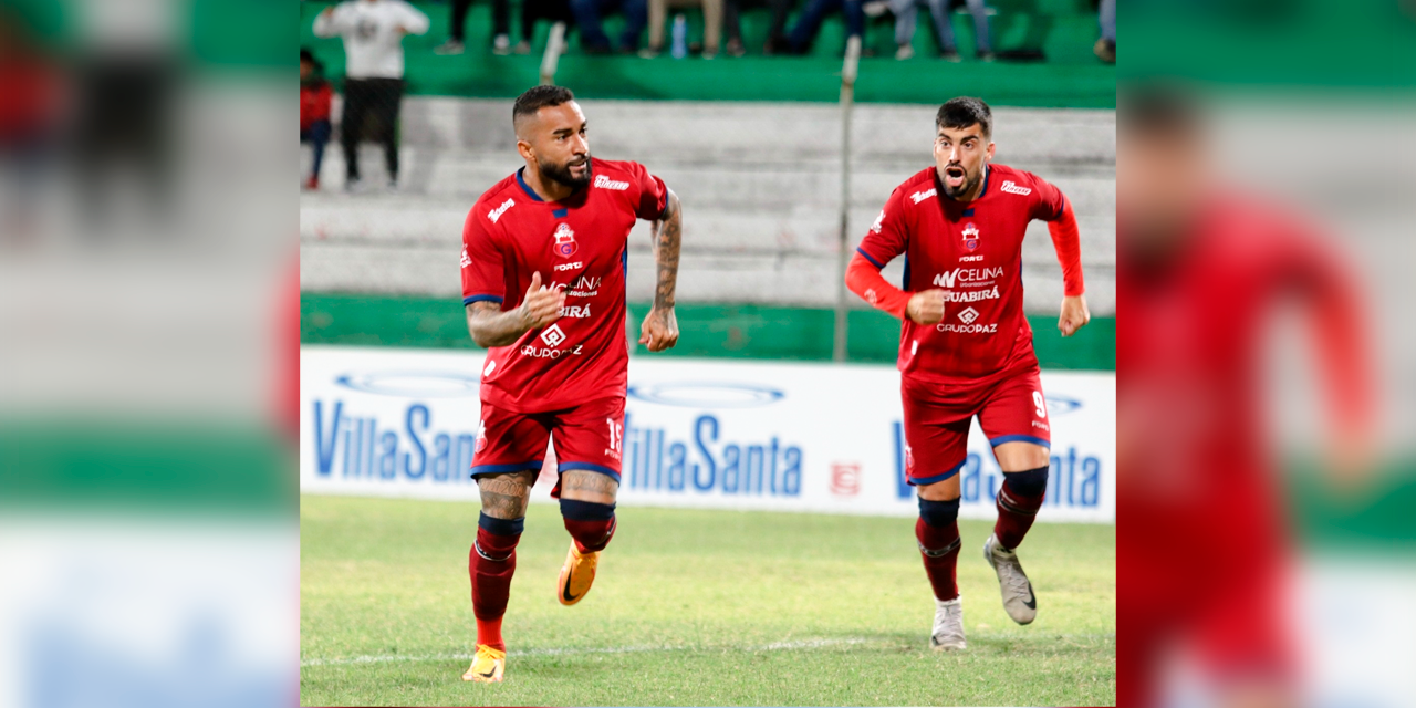 Rafael Mollercke festeja su gol.