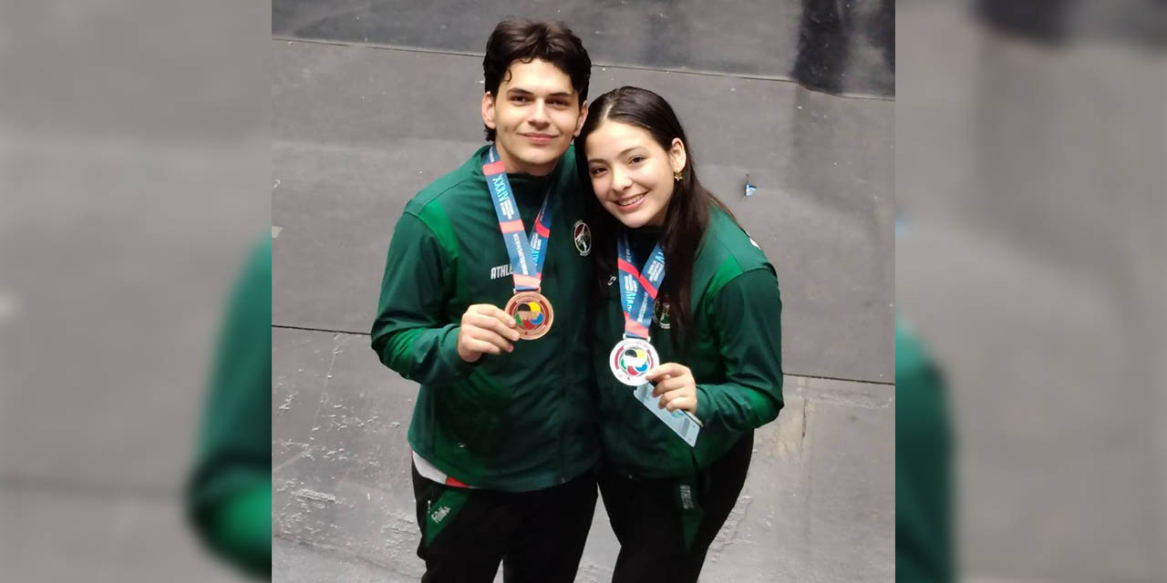 Rodrigo Gutiérrez y Riana Muñoz lucen orgullosos sus medallas ganadas.