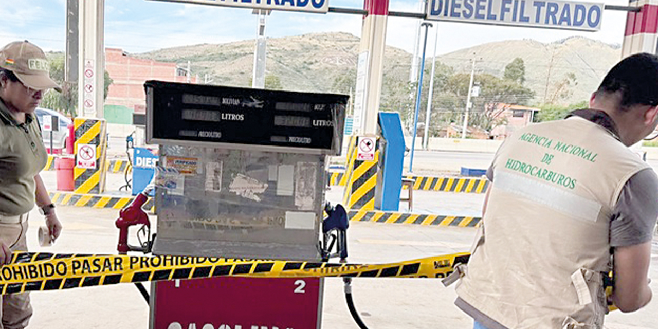 Precintado de una estación de servicio en Cochabamba.