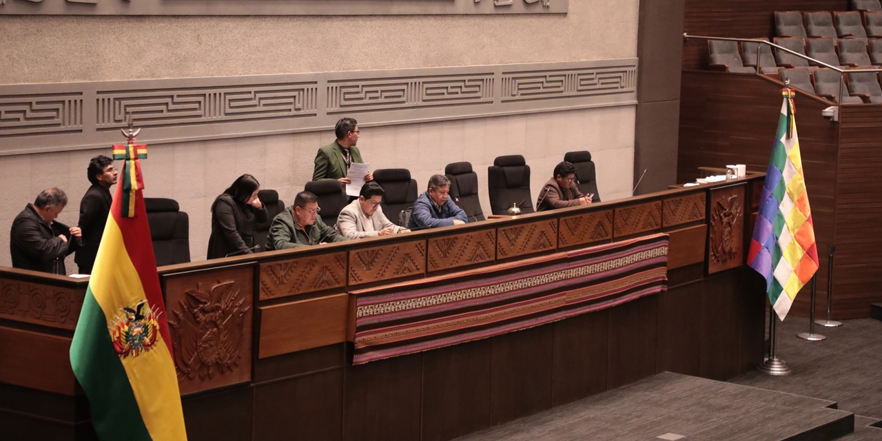 El presidente de Diputados, Omar Yujra, y el vicepresidente y presidente de la Asamblea Legislativa Plurinacional, David Choquehuanca, en la fallida sesión del 20 de marzo. Foto: VEP