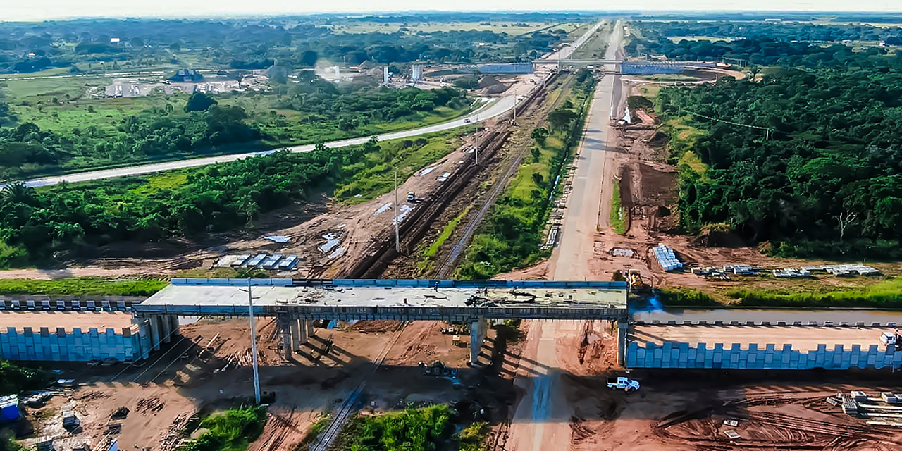 Se firma el contrato para la doble vía Santa Cruz-Warnes por Bs 278 MM