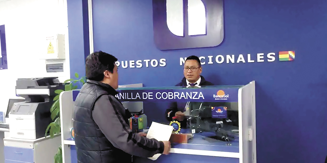 El Ministerio de Economía destacó que estos resultados consolidan la recaudación tributaria como pilar fundamental para servicios públicos y proyectos de inversión. De acuerdo con los datos del Ministerio de Economía y Finanzas Públicas, la recaudación tribu-taria y aduanera alcanzó, en 2024, un récord histórico con más de Bs 51.980 millones. Este monto representa la cifra más alta desde la década de los 90, sin contar los ingresos provenien-tes de hidrocarburos, consolidando un importante avance en la política fiscal del país. De acuerdo con el informe al que tuvo acceso Ahora El Pueblo, este logro multiplica por casi ocho la recaudación de 2000, que fue de solo Bs 6.526 millones, y supera ampliamente los Bs 46.578 millones alcanzados en 2019.  Para el Ministerio de Economía, este desempeño resalta la efectividad de las políticas económi-cas implementadas por el Gobierno nacional, las cuales han fomentado la formalización de la economía y el cumplimiento de las obligaciones fiscales, fortaleciendo el sistema tributario del país. El notable crecimiento en las recaudaciones de 2024 se debe principalmente al aumento de los pagos por el Impuesto al Valor Agregado (IVA), el Impuesto a las Transacciones (IT), el Impues-to sobre las Utilidades de las Empresas (IUE) y el Impuesto a los Consumos Específicos (ICE).  El Servicio de Impuestos Nacionales (SIN) también desempeñó un papel clave en este creci-miento, gracias a las facilidades de pago que simplificaron la regularización de las obligaciones tributarias.  Según el presidente de SIN, Mario Cazón, esta medida ha generado una mayor confianza entre los contribuyentes y ha promovido el cumplimiento voluntario de las obligaciones fiscales. Entre enero y diciembre de 2024, el SIN recaudó Bs 34.946,5 millones, lo que representa un aumento del 7,9% en comparación con los Bs 32.400,8 millones obtenidos en 2023.  Dentro de los impuestos más destacados está el IVA, que creció un 11,7%, alcanzando los Bs 11.209,2 millones; está también el Impuesto a las Transacciones (IT), que  aumentó un 1,1%, cerrando el año con Bs 6.049 millones; el Impuesto sobre las Utilidades de las Empresas (IUE) registró un incremento del 6,5%, sumando Bs 10.535,3 millones; y el Impuesto a los Consu-mos Específicos (ICE) creció un 11,8%, alcanzando Bs 2.128 millones. Además, el cobro del Régimen Complementario al Impuesto al Valor Agregado (RC-IVA) au-mentó un 9,9%, sumando Bs 970,7 millones, mientras que las Facilidades de Pago y Conceptos Varios (FP y CV) se incrementaron un 10,7%, alcanzando los Bs 3.680,3 millones. AEP