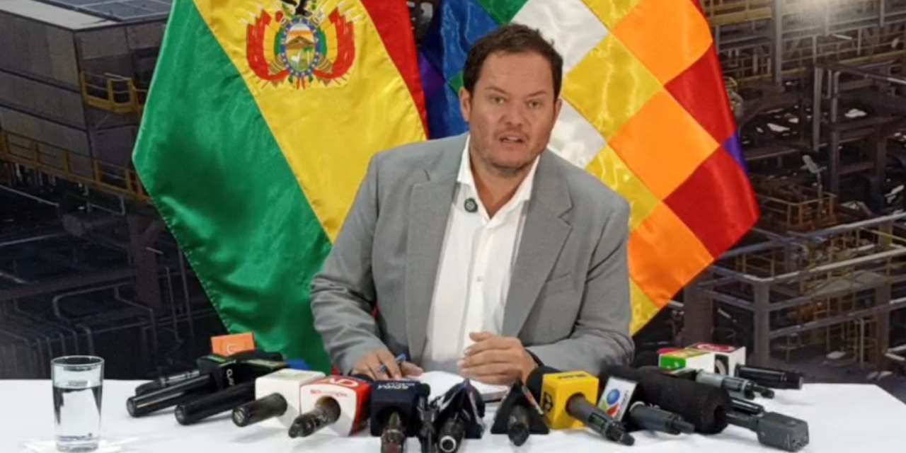 El presidente de YPFB, Armin Dorgathen, en conferencia de prensa. 