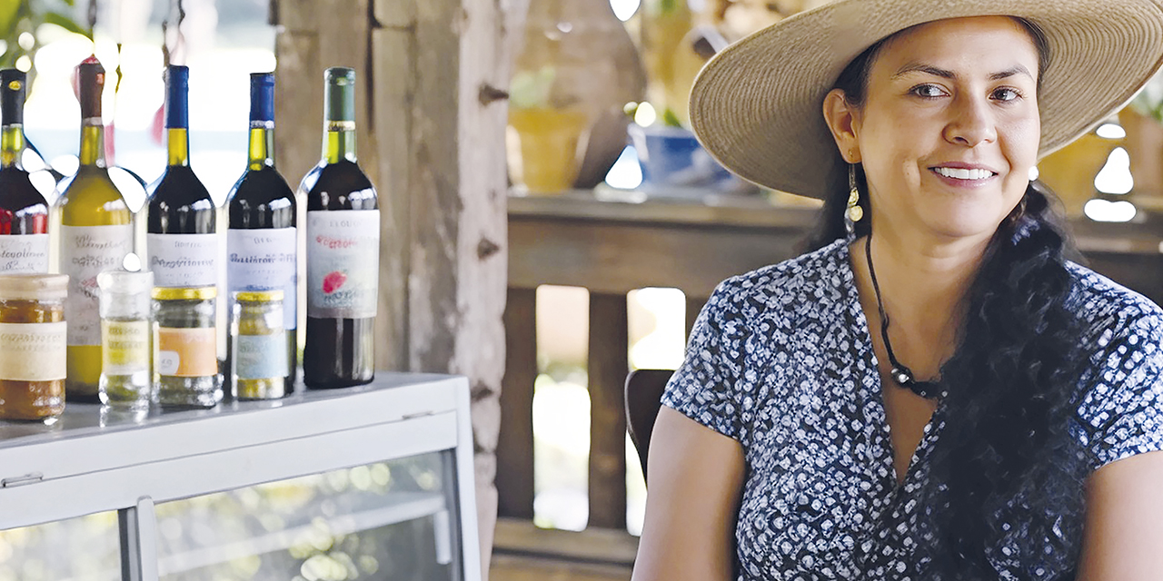 Una tarijeña junto a su emprendimiento de vinos.