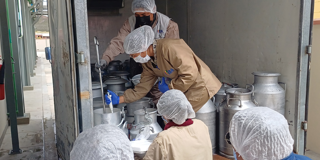 La misión chilena inspecciona la Planta de Lácteos de "Challapata" de EBA, el 2 de abril. Foto: Senasag