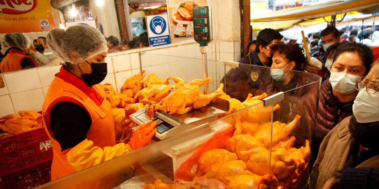 La venta de la carne de pollo incrementó su oferta en los mercados. 