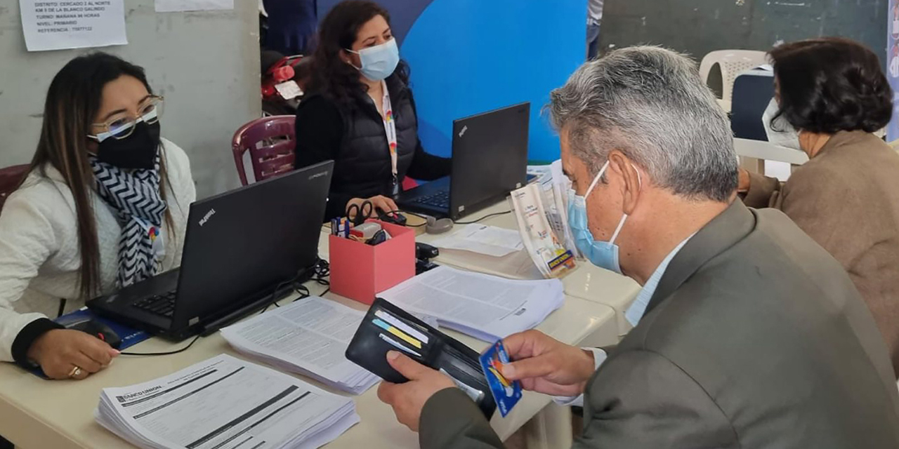 Atención a clientes en una entidad financiera.
