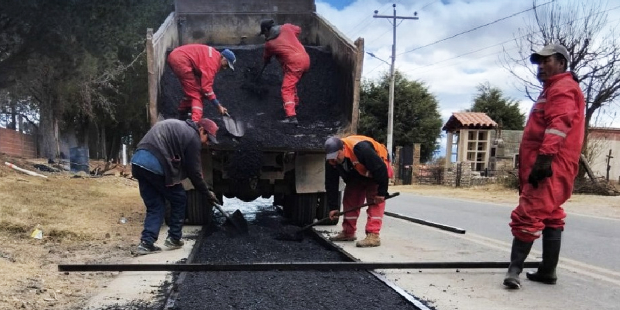 Un bacheo en una carretera de Tarija.