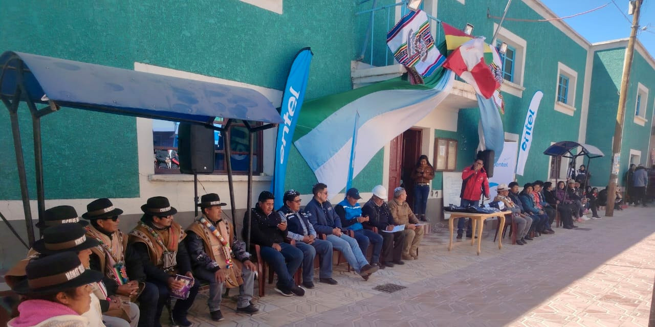 Instalan fibra óptica y mejoran el acceso a internet y telefonía de más de 4.000 habitantes de Llica