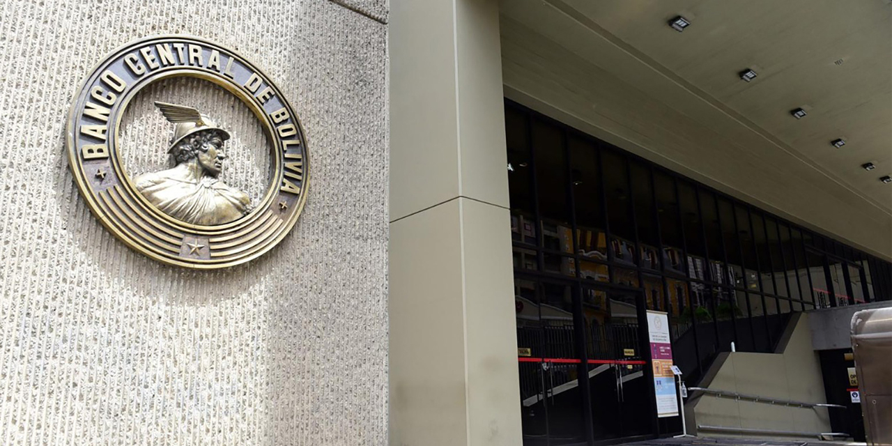 El ingreso a las oficinas del Banco Central, en La Paz.