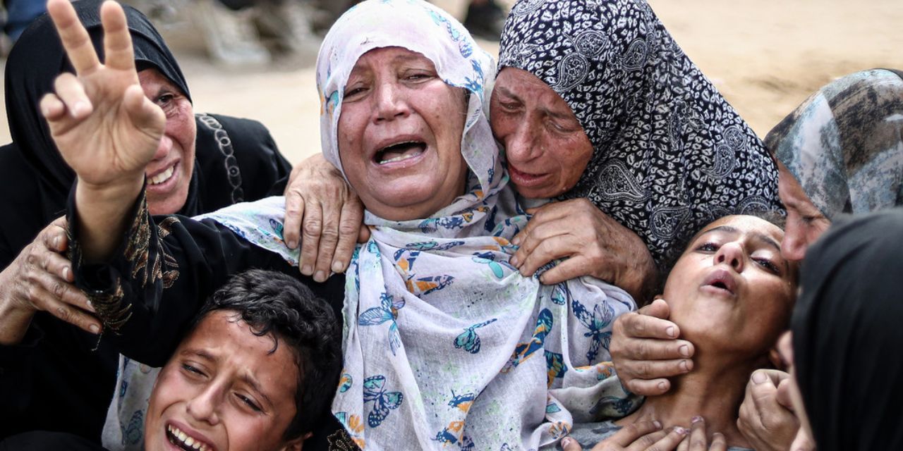 Familiares de los palestinos que murieron mientras esperaban ayuda humanitaria.