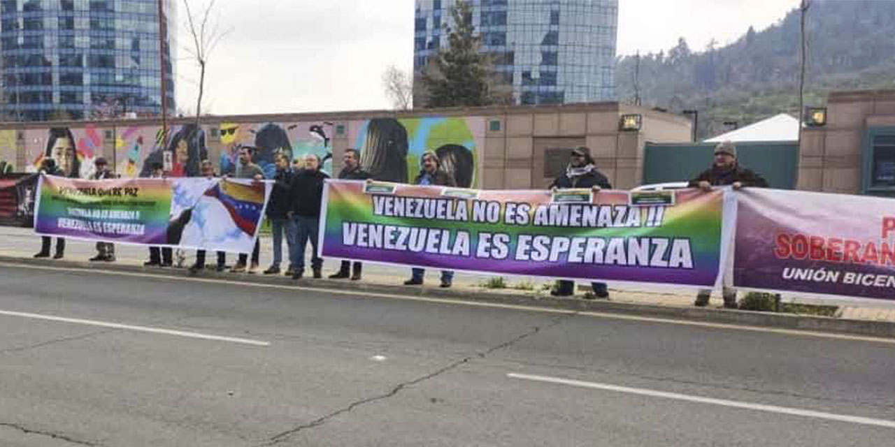 Chilenos rechazan ante la embajada de EEUU las amenazas contra Venezuela