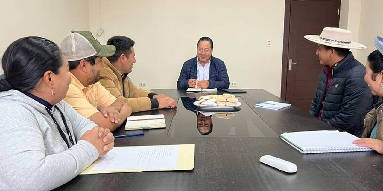 El presidente Luis Arce en reunión con autoridades y dirigentes de Tarija. Foto tomada de la cuenta en RRSS del presidente Luis Arce