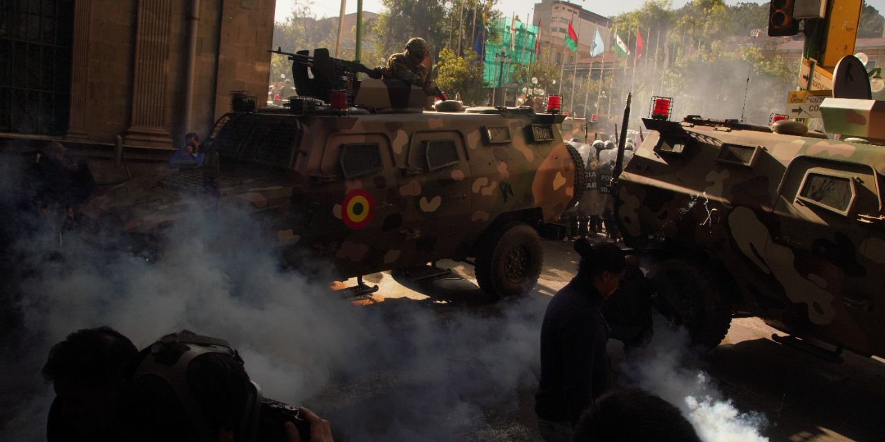 Militares intentan ingresar por la fuerza al Palacio Quemado, el 26 de junio de 2024.
