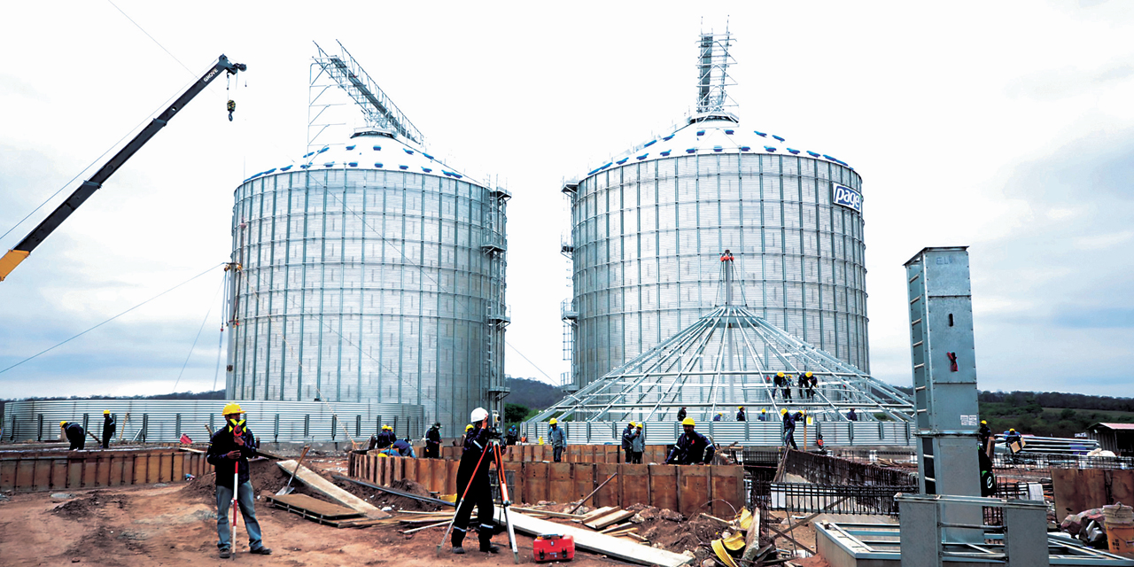Planta industrial que genera empleo.