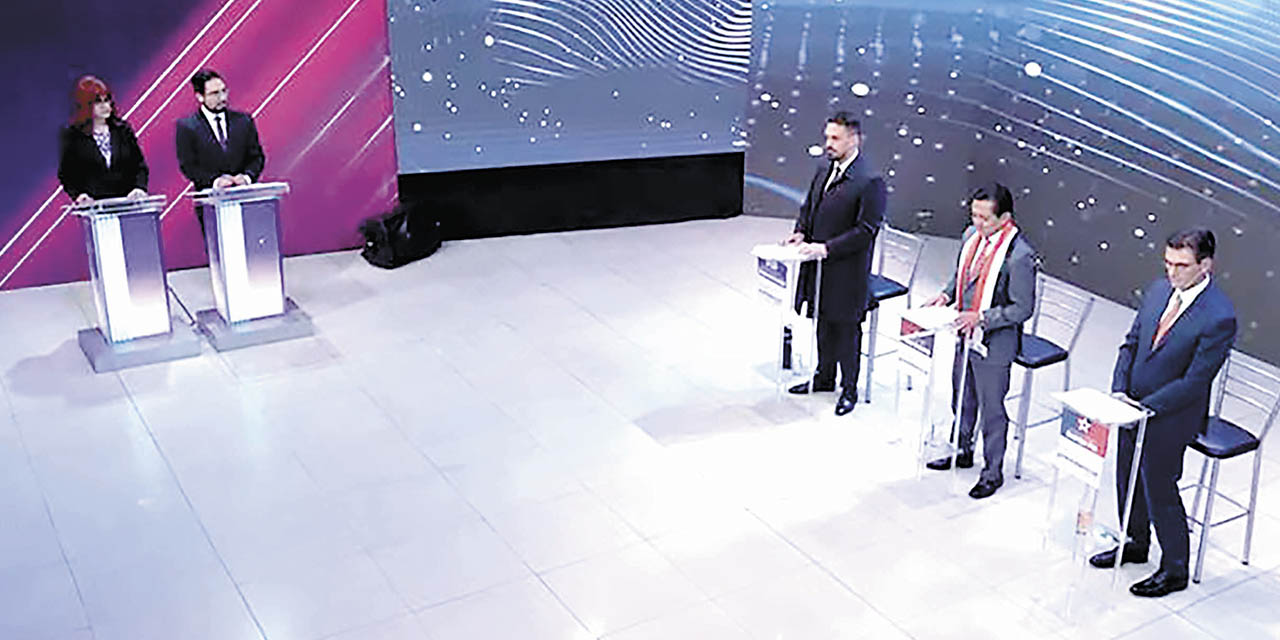 Eduardo Del Castillo, Pavel Aracena y Rodrigo Paz Pereira en el debate.