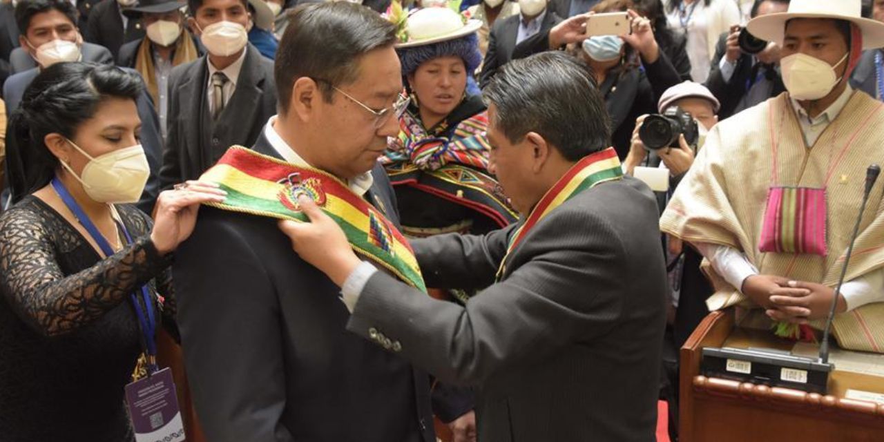 Luis Arce recibe la banda presidencial de manos del vicepresidente el 8 de noviembre de 2020.