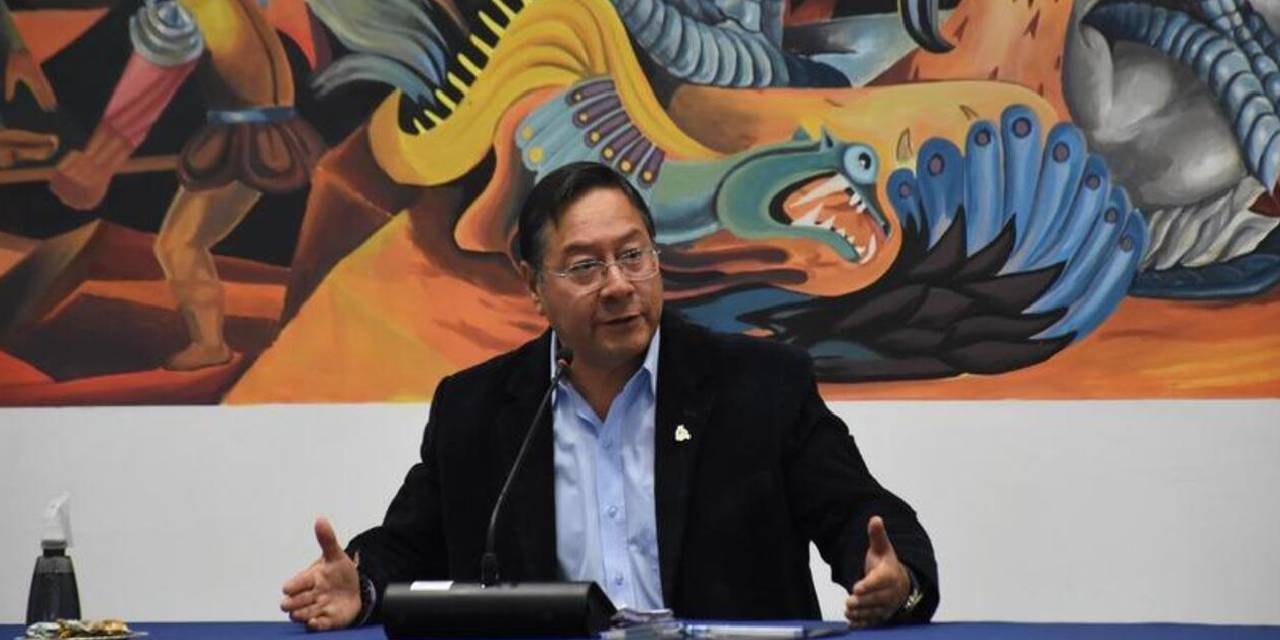 El presidente Luis Arce en conferencia de prensa en 2004. Foto Presidencia.