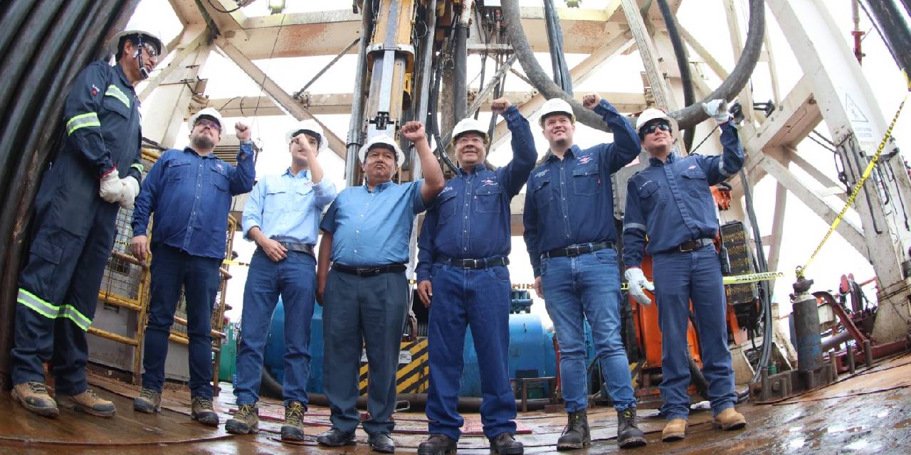  El presidente  Arce junto a  ejecutivos de  YPFB en el  pozo Mayaya  X1, norte de La  Paz.