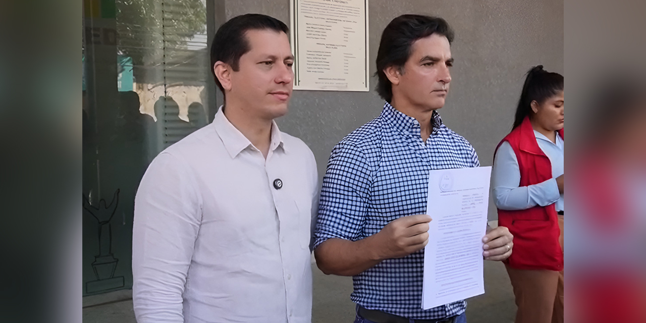 Los concejales Saavedra y Vaca muestran la solicitud formal presentada ante el TSE. 