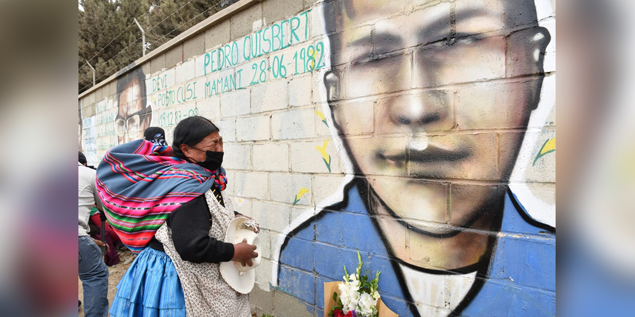 Una madre llora sobre el mural de su hijo fallecido en la masacre de Senkata, en 2019.