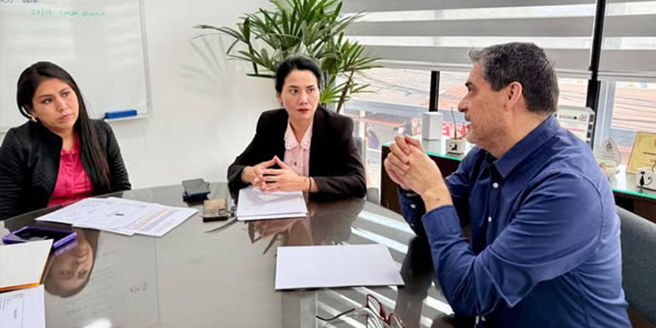 La presidenta en ejercicio del TSE, Yajaira San Martín, y el director del Serecí Santa Cruz.