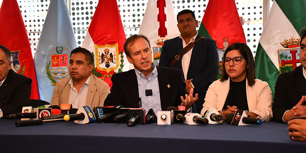 Mientras en la Asamblea están bloqueados $us 1.787 MM, Tuto dice que traerá $us 1.000 MM