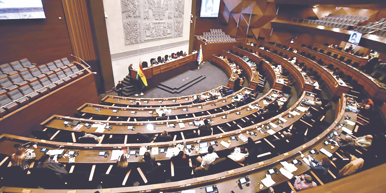 Parlamentarios en una sesión de la Asamblea Legislativa.