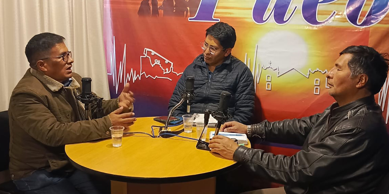 El presidente de la Conaljuve, Mario Mita (izq), y el exministro de Educación Adrián Quelca (der).