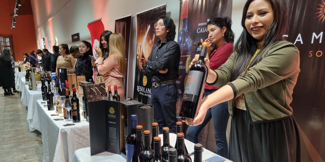 Parte de los expositores del Salón de Vinos y Singanis del Bicentenario en el Centro Plurinacional de las Culturas y las Artes Matilde Casazola “La Sombrerería”. Foto: PGE