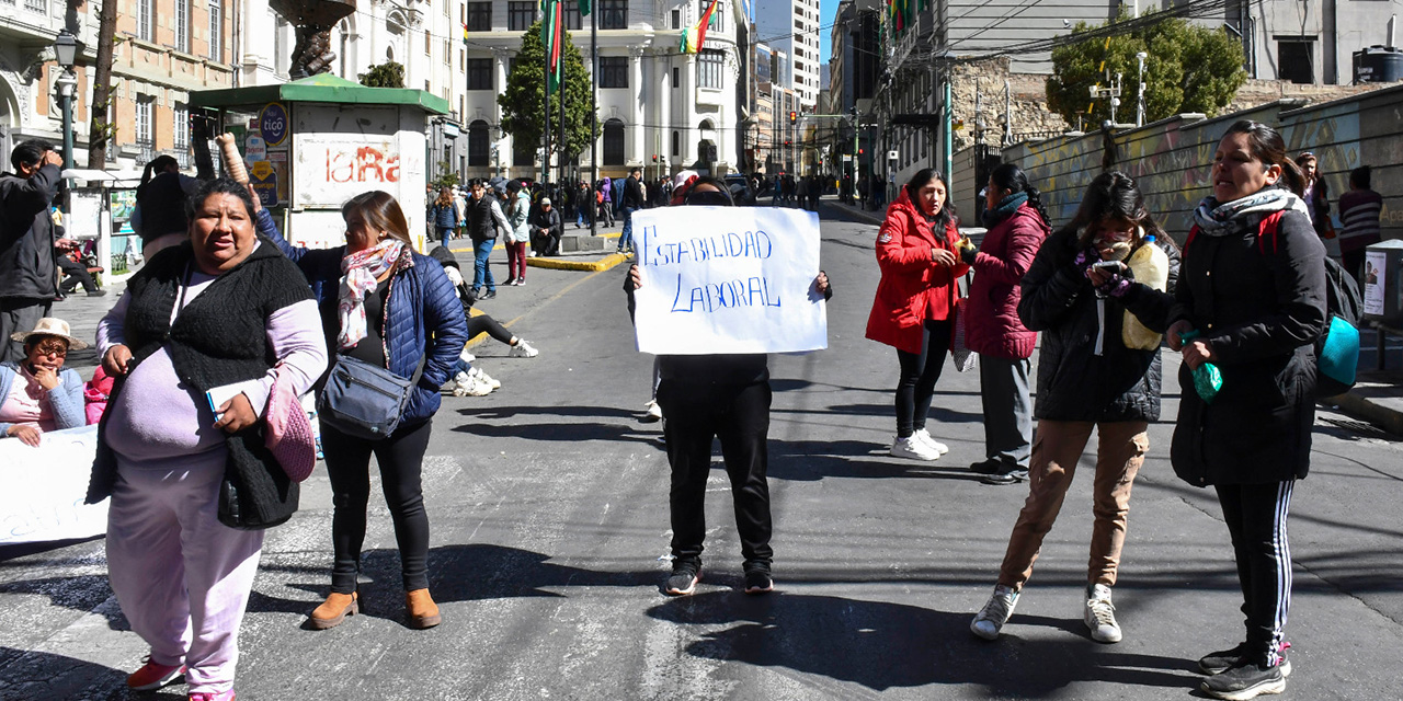 Esposas e hijos de los trabajadores bloquean las calles Colón y Mercado exigiendo estabilidad para sus esposos.