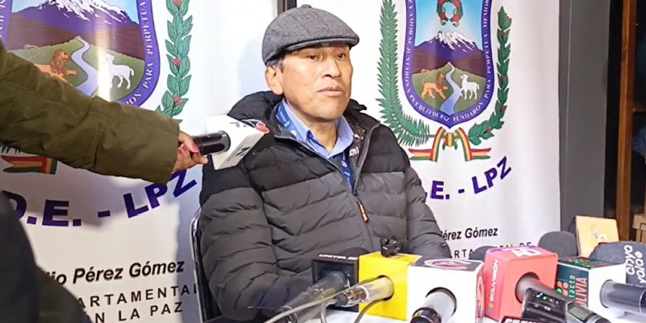 El director departamental de Educación Basilio Pérez anuncia clases presenciales en La Paz.