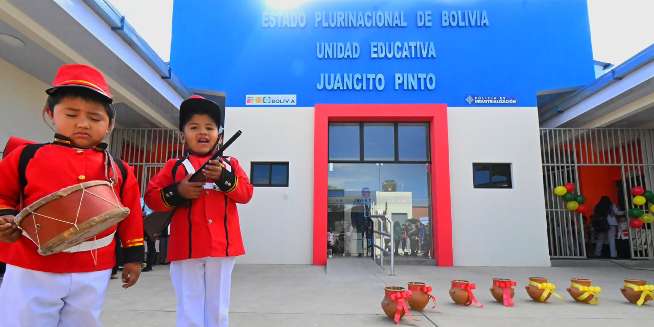 El presidente Luis Arce con niños de la Unidad Educativa Juancito Pinto. Foto Presidencia