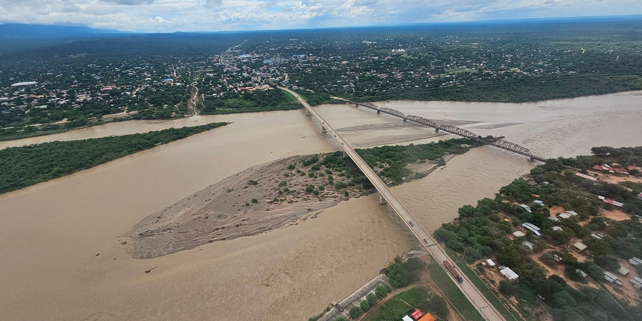 Comunidades afectadas por el desborde del río Pilcomayo reciben ayuda estatal