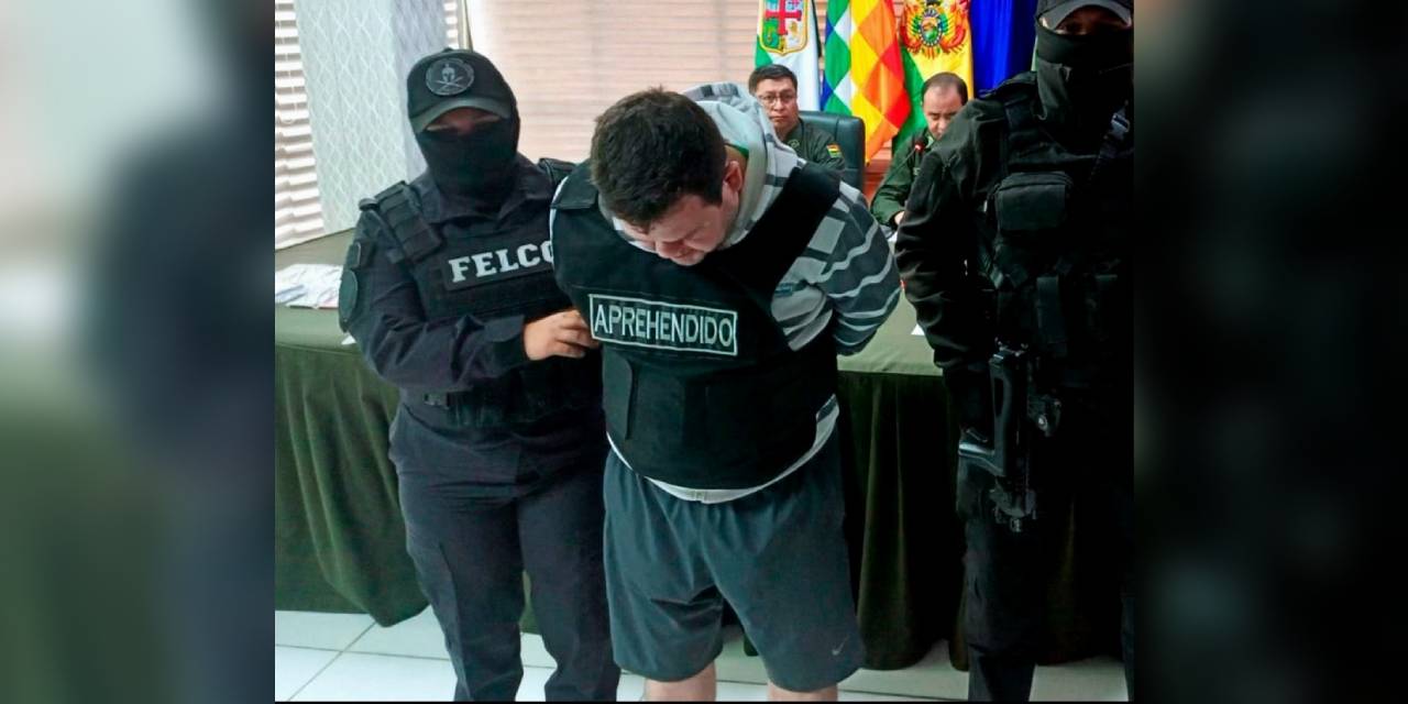 Un aprehendido es presentado a la prensa en la ciudad de Santa Cruz.