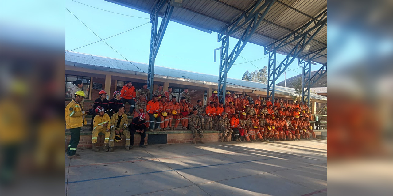 Lucho destaca la labor de los bomberos en su lucha contra los incendios en el país