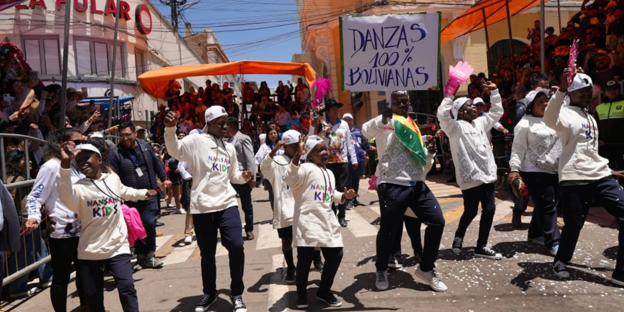 La agrupación de niños y adolescentes de Uganda fue recibida con aplausos por la población en el Carnaval de Oruro.