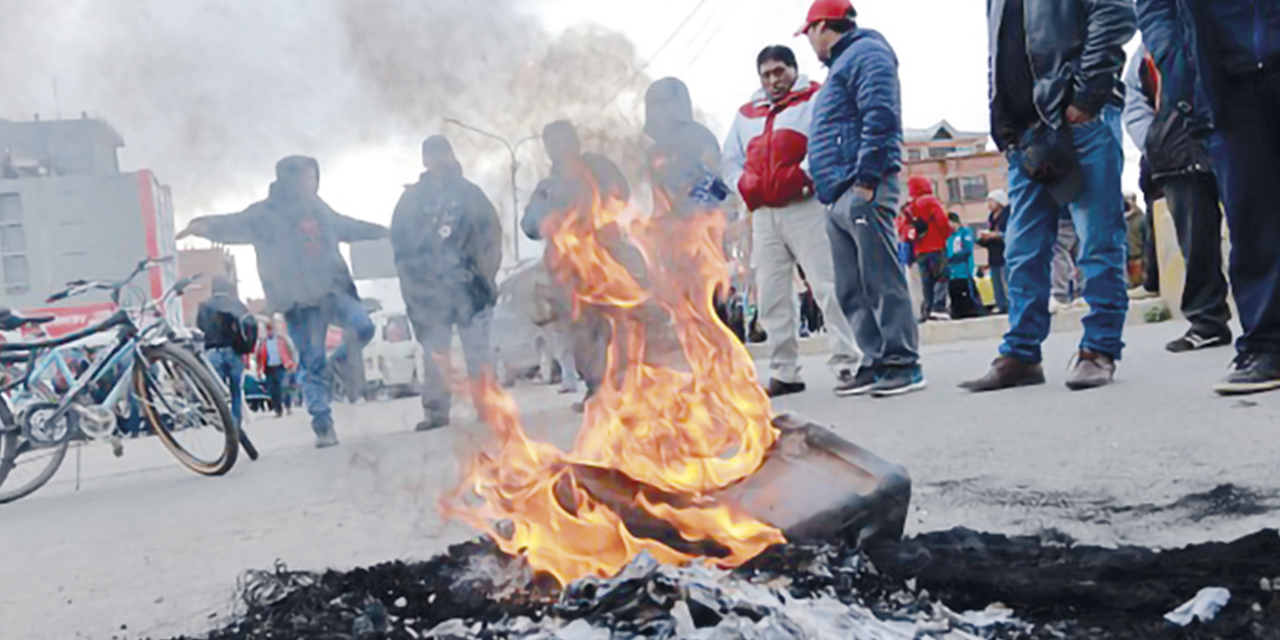 En varios puntos de bloqueo se encendieron fogatas y se obstaculizaron los caminos.