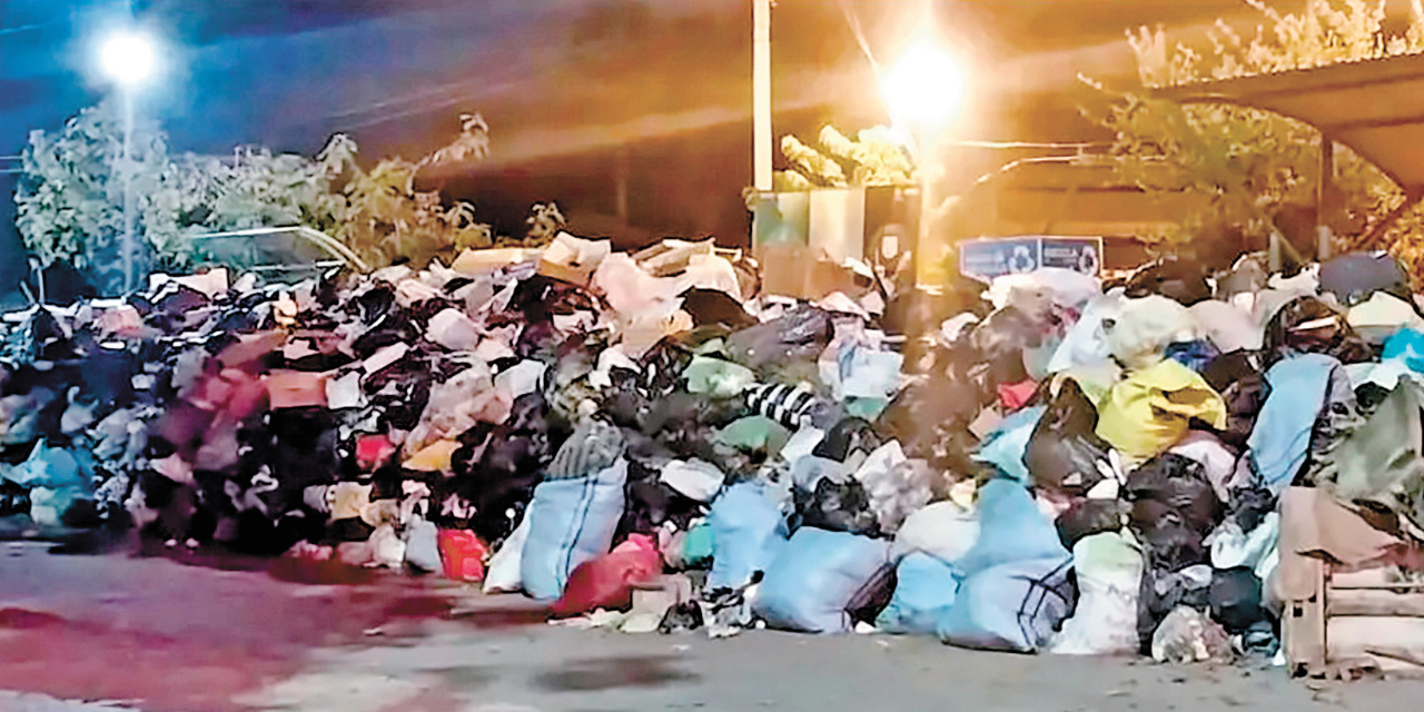 Basura acumulada en las calles de la ciudad de Cochabamba.