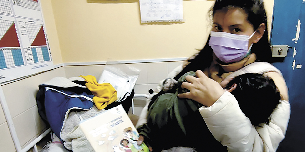 Madre y niño en centro de vacunación.