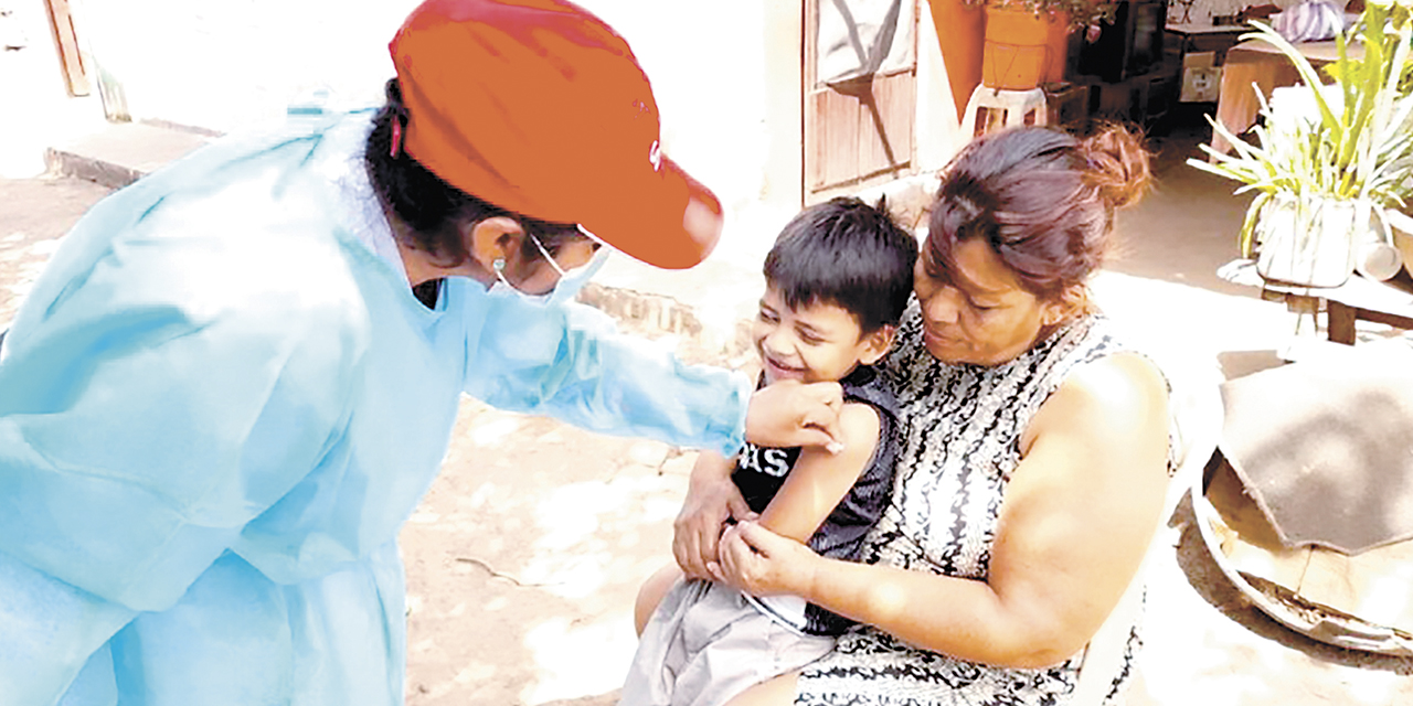 Un niño es inmunizado contra las enfermedades respiratorias.