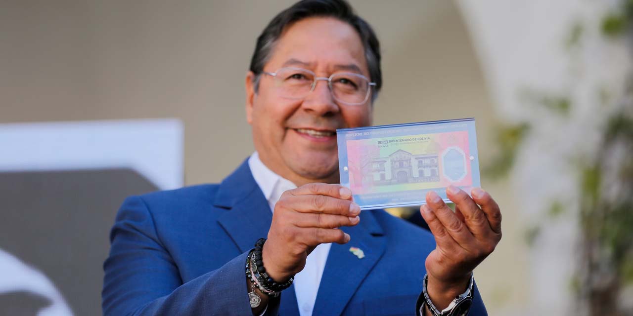 El presidente Luis Arce sostiene el billete conmemorativo del Bicentenario de Bolivia. Foto. Archivo Comunicación Presidencial