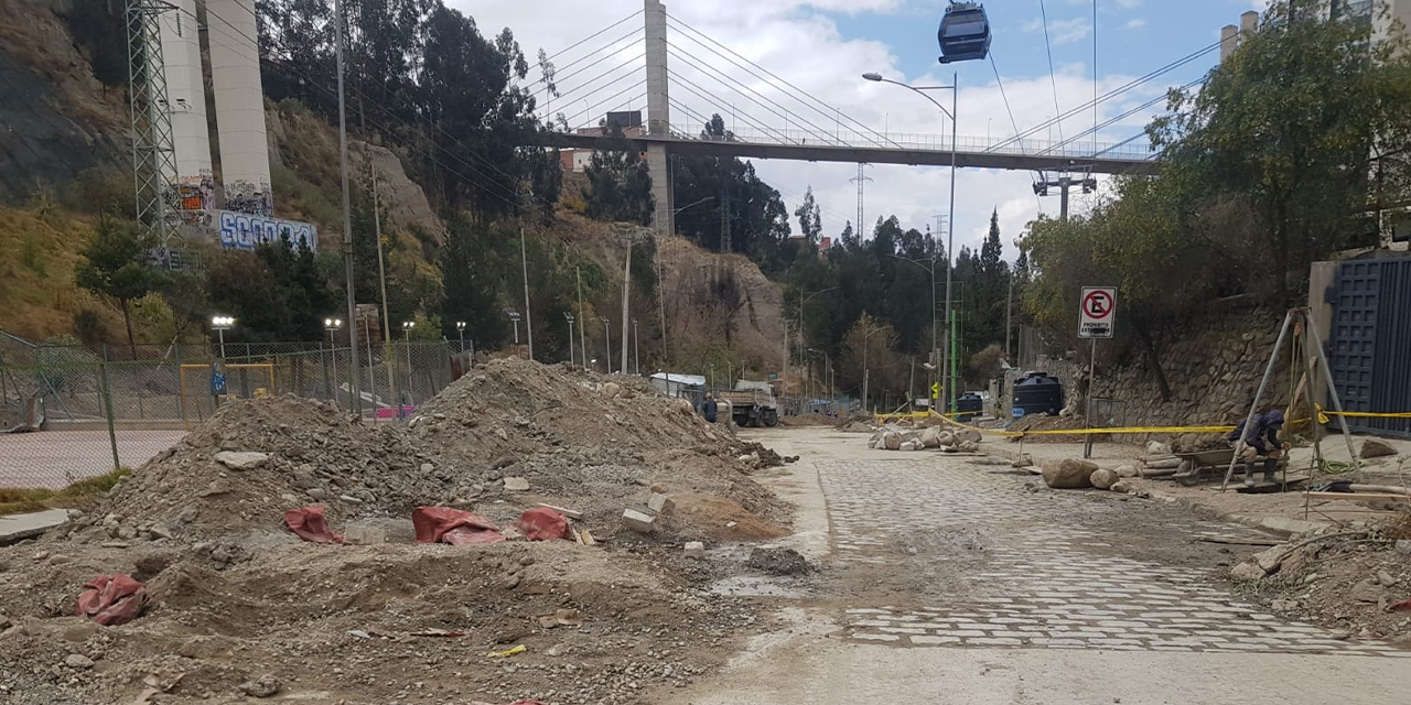 Empeora el caos debido al cierre de la Avenida del Poeta