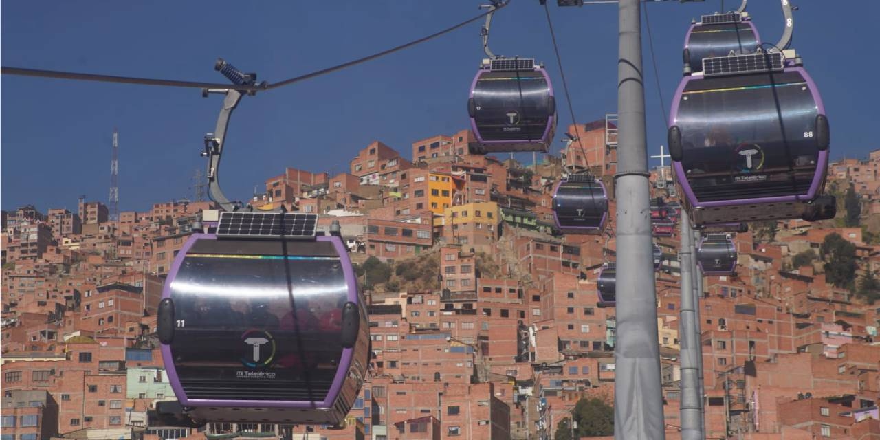 Cabinas de la línea Morada, que une las ciudades de La Paz y El Alto. Foto: Jorge Mamani.